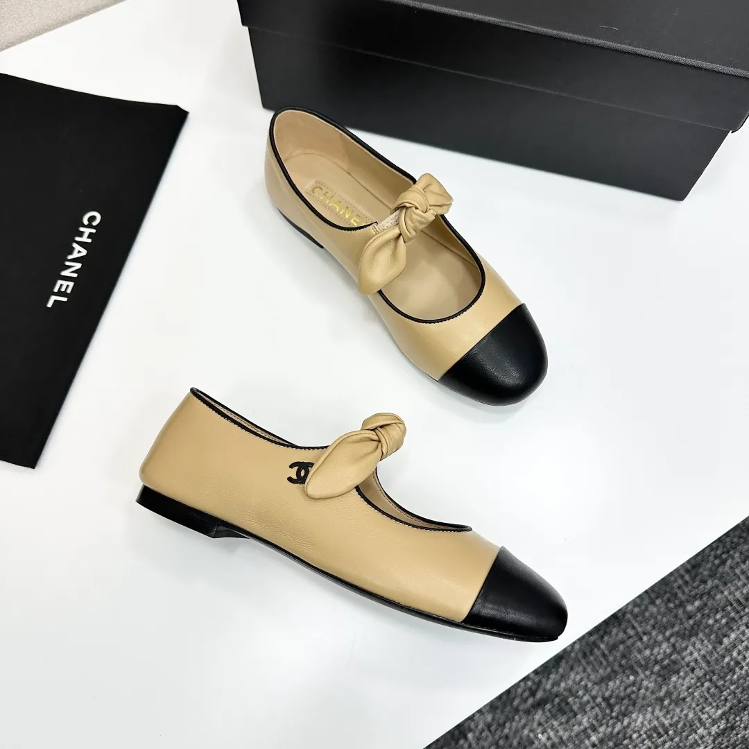 👟👟Ex-factory price 480👟👟 Chanel 25C Early Spring Mary Jane Shoes Series This season’s shoes are all great! The pure black Mary Jane is very comfortable on the feet and the upper leather is also very soft, so you don’t have to worry about rubbing your feet. The bunny ears are also very cute, and the black and white color matching and black fabric cover are very nice. Upper cowhide, inner sheepskin, genuine leather outsole Size: 35-39 40/41 Customized, non-refundable and non-exchangeable